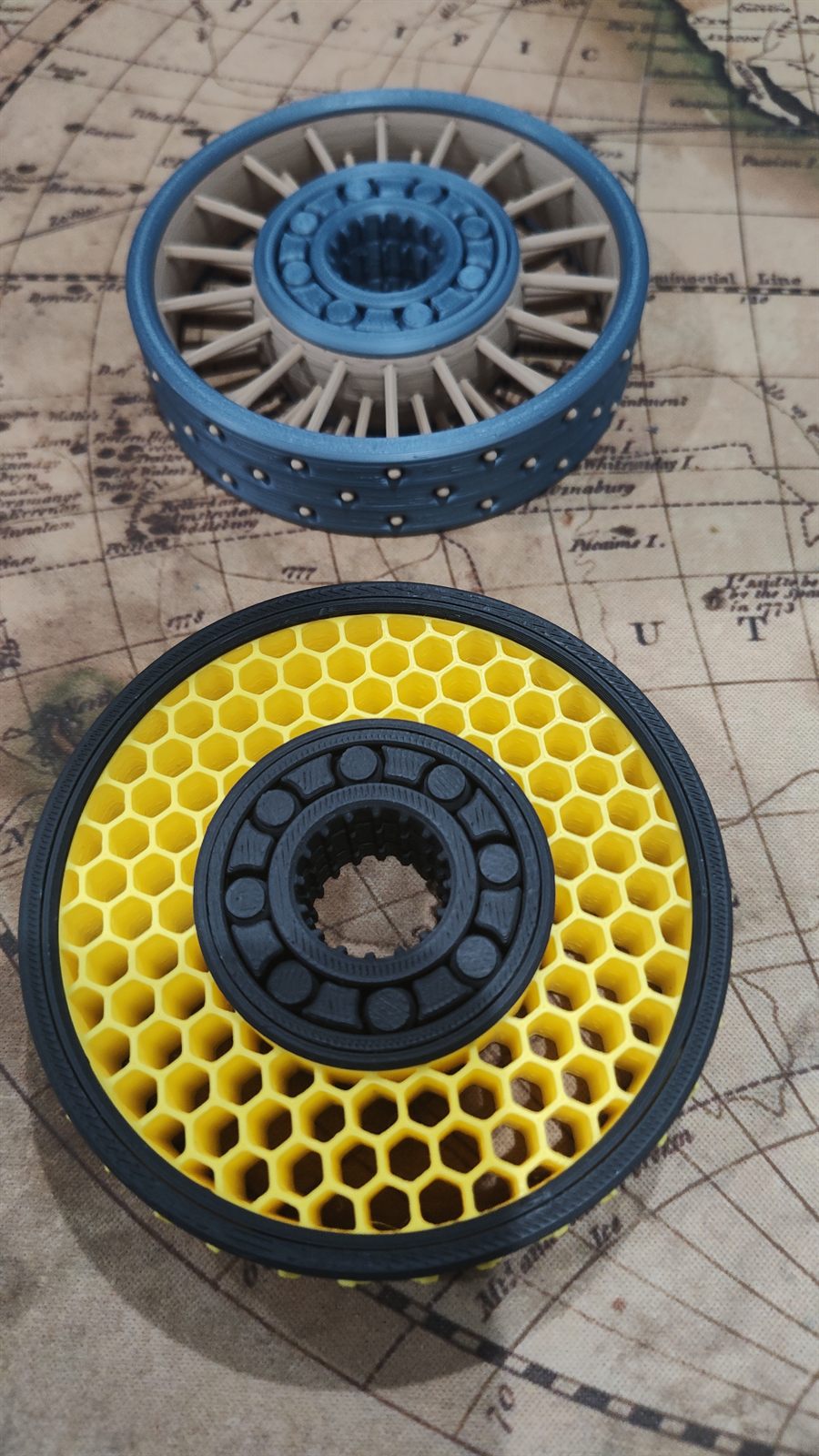 Printed fidget spinners with planetary gear assemblies