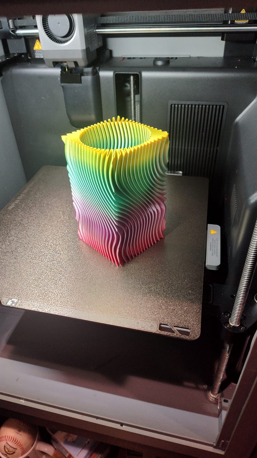 A flexible printed pen cup with articulated segments