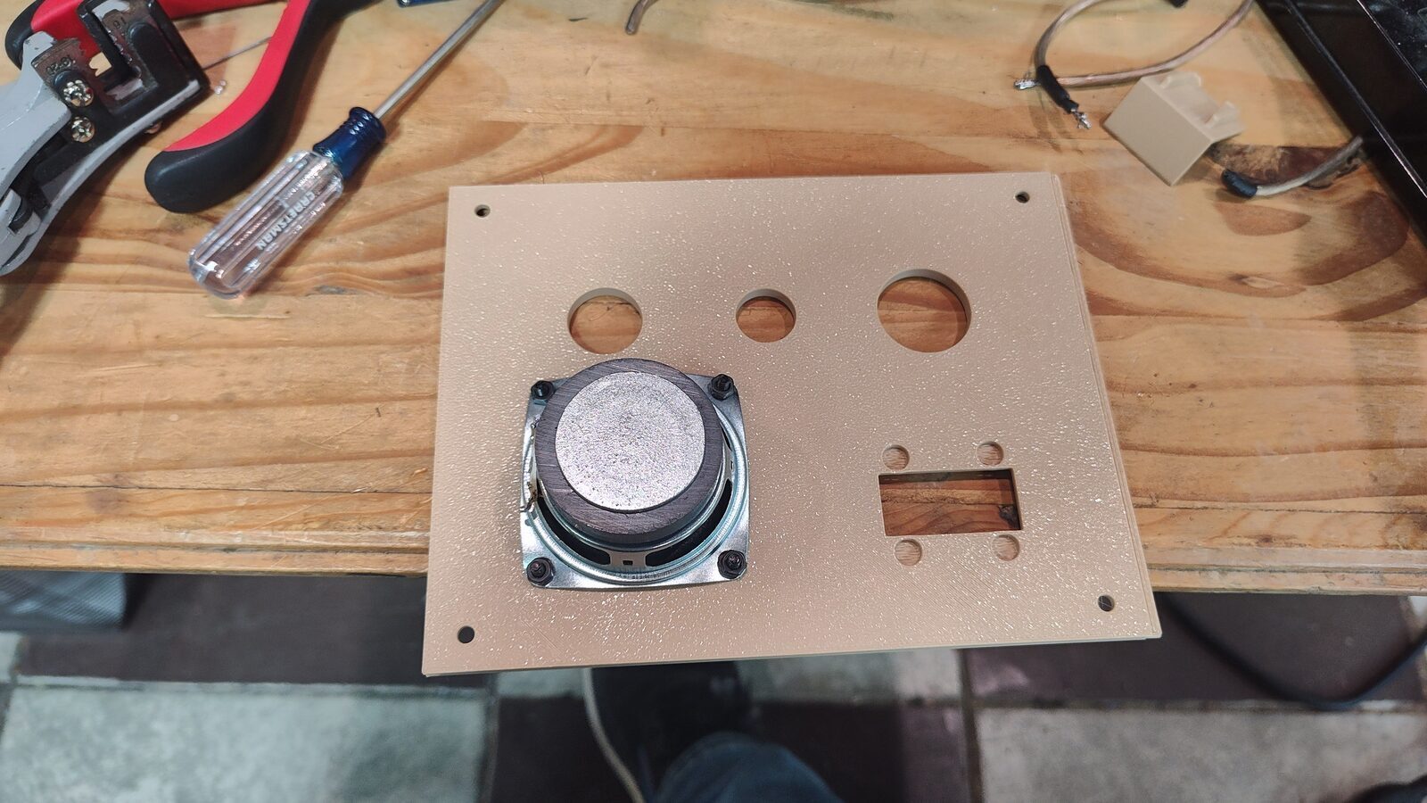 Speaker mounted to the center faceplate
