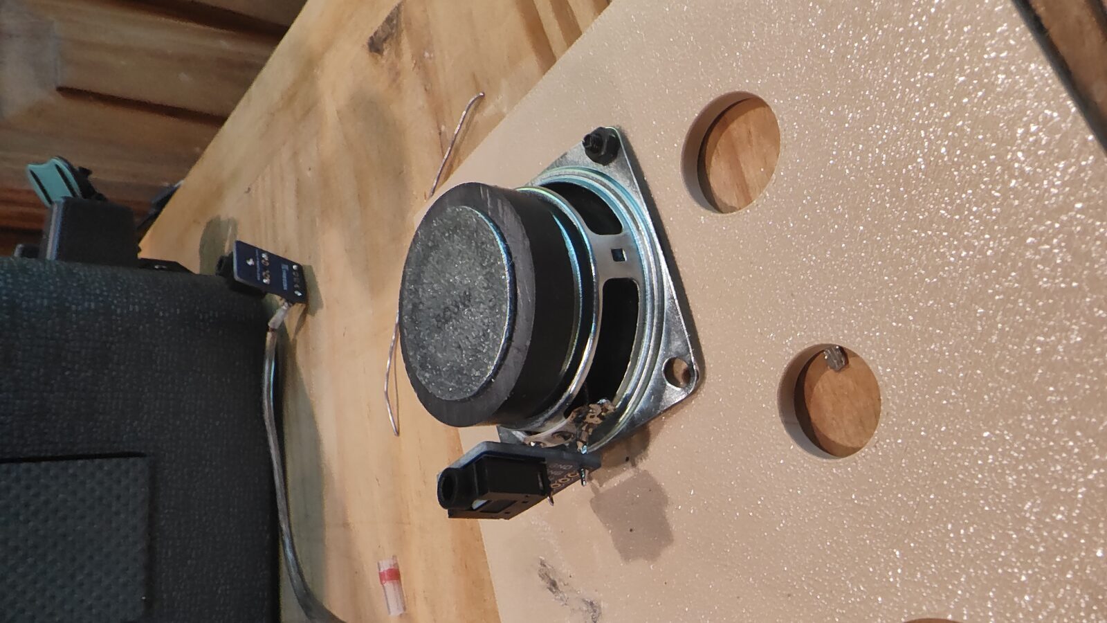 Audio jack PCB prepared with pins for the speaker connection
